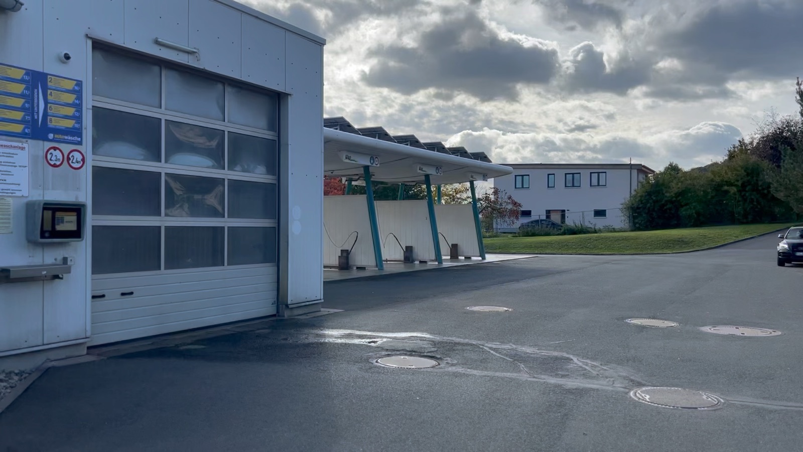 Portalwaschanlage und SB-Waschplätze von Waschbär Kahla im Gewerbegebiet Im Camisch